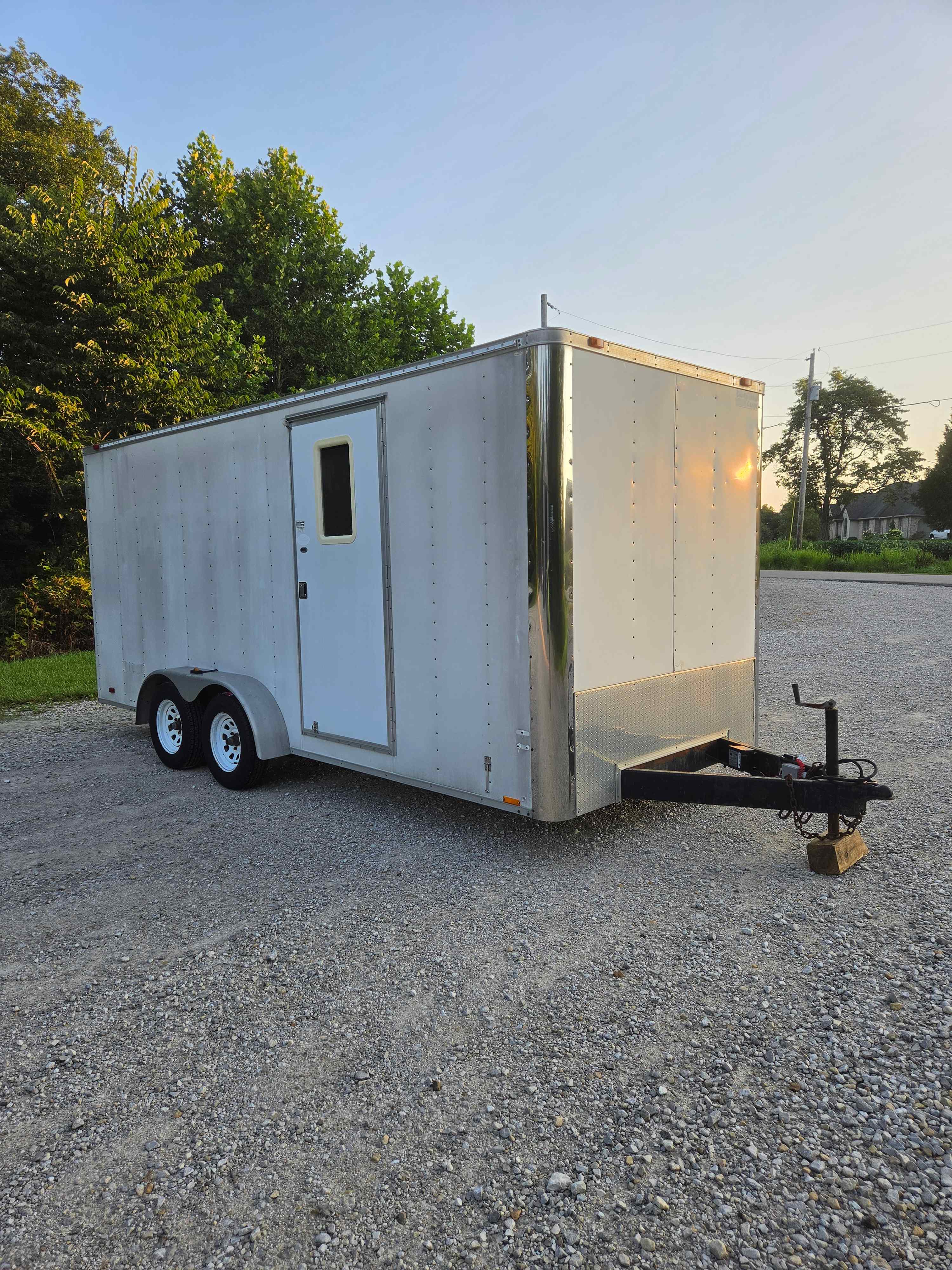 18ft Enclosed Trailer thumbnail 7